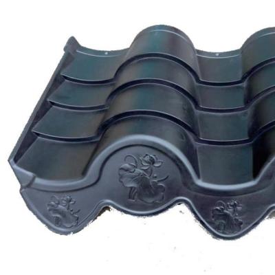 China Máquina de tejas de techo de plástico de alta resistencia para necesidades de techo de villa de tamaño personalizado en venta