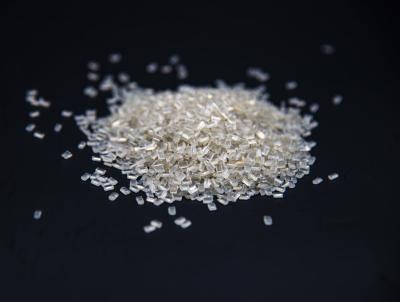 China Geruchlose recycelte PET-Chips Weiße Granulate 100% recycelter Kunststoff zu verkaufen