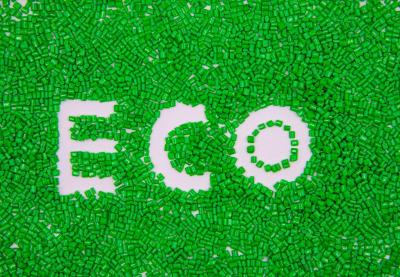 China Grüne recycelte PET-Chips Pellet Polyethylenterephthalat mit Schmelzpunkt 245-260°C zu verkaufen