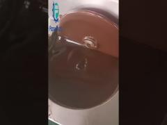 Papa‘ piccola macchina da cioccolato.