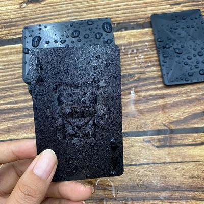 China Los naipes plásticos de la prenda impermeable negra del PVC grabaron en relieve los naipes 330gsm en venta