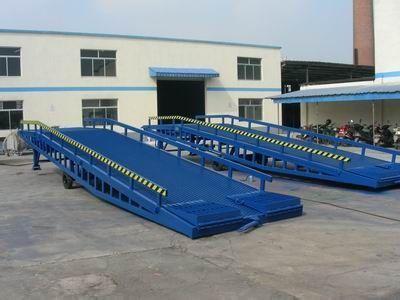 China Slip Resistant Loading Dock Boards Mechanical Manual Dock Levelers DCQ10-0.55 for sale