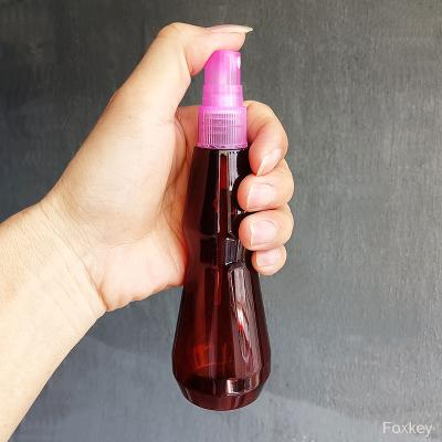 China Cono ámbar 100 ml Botella de pulverización de plástico Mini cintura delgada 3OZ Forma S Impresa en venta