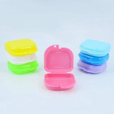China Caixa de retentor de UV ortodôntico personalizado de plástico colorido Caixa de armazenamento de próteses dentárias de plástico Caixa de retentor dental à venda