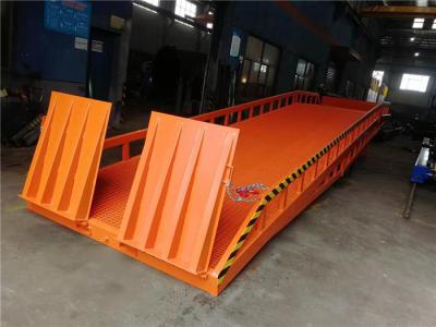 Chine La rampe hydraulique de dock de chariot élévateur ajustent la taille de levage longueur de lèvre de 300mm/de 400mm à vendre