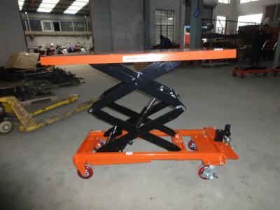China Warehouse mini Scissor la naranja actuada del equipo de la transferencia de las mercancías de la tabla de elevación en venta
