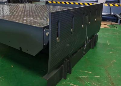 China Pit Mounted Hydraulic Dock Levelers com o bordo da parada do rolo-Fora para a segurança quando funcionamento da empilhadeira à venda