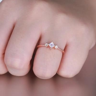 中国 Trendy Ring for Women 925 Sterling Silver Moonstone Ring Rose Gold Plated Princess Cut Dainty Engagement Ring 販売のため