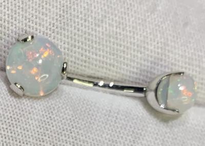 中国 16g White Opal Stud Earrings Round Sharp 8mm 3/5 Inches Dimension 販売のため