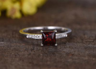 China Tipo da princesa Cut Garnet Diamond Engagement Ring Prong Setting à venda