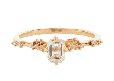 China Mode Emerald Cut Diamond Ring, Stein Greifer-Satz-Verpflichtungs-Ring Withs 6×8mm zu verkaufen