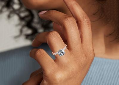 Chine Argent de l'arrangement 9K de griffe Ring With 3.6ct autour de diamant coupé de laboratoire à vendre