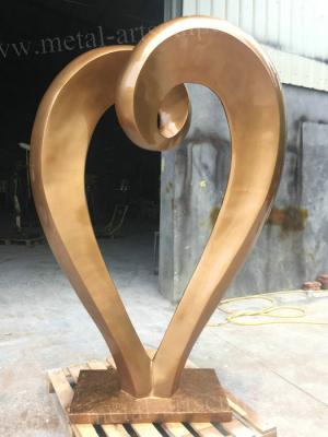 Chine Sculpture extérieure moderne en art de main de forme d'amour de coeur de sculpture en illustration de jardin à vendre