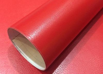 China El cuero interior de la prenda impermeable del abrigo del panel del coche rojo texturizó calandrado en venta