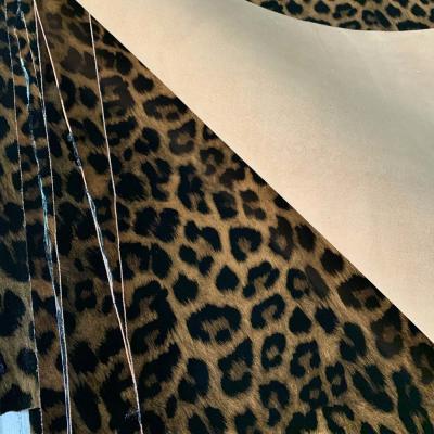 Chine Épaisseur en cuir du tissu 1mm-3mm d'impression bovin de léopard pour des sacs de chaussures à vendre