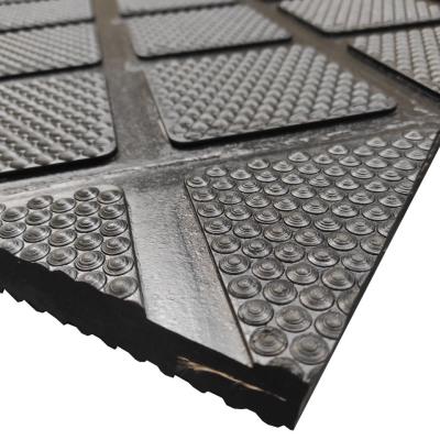 中国 SBRの物質的な連結の安定したマット正方形パターン馬納屋の床のマット 販売のため