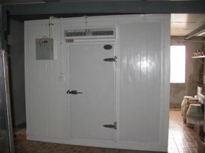 China Flame Resistant Cold Storage Room , Walk In Freezer And Chiller For Restaurants for sale