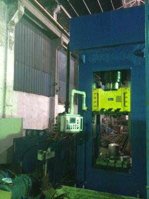 China High Precision Hydraulic Extrusion Presss 800 Ton For Automotive Parts for sale