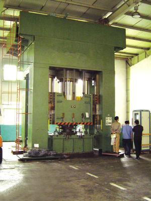 China 1600T Hydraulic Hot Extrusion Press , Shaft Parts Impact Extrusion Press Machine for sale