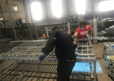 China Tubular steel fence panels à venda