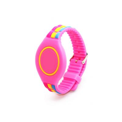 China NFC Silicone Wristband RFID Band Waterproof Watch Appearance Custom Logo Printing NFC Bracelet for Social Media Share à venda