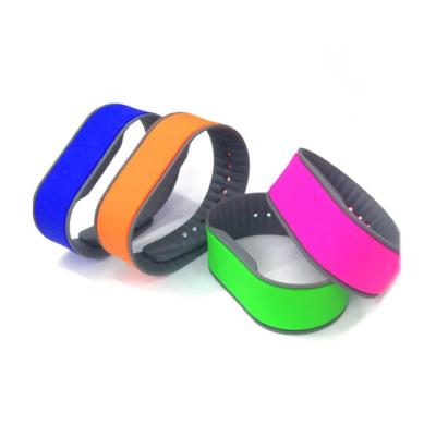 China Factory Price Writable Waterproof Passive NFC Bracelet RFID Silicone Wristband en venta