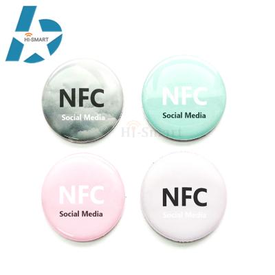 China Custom Logo Waterproof RFID Tags NFC Anti Metal Sticker Label Round Epoxy RFID Coin Tag for Mobile Social Tag à venda