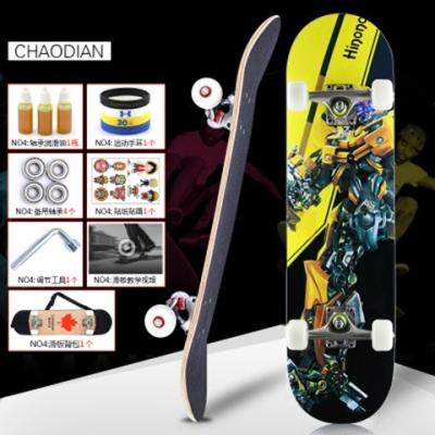 Chine Skateboards complets personnalisés à 4 roues robustes pour les coureurs professionnels à vendre