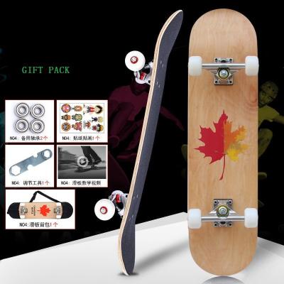 China Skateboards completos personalizados de alta qualidade para esportes extremos ao ar livre resistentes ao desgaste à venda