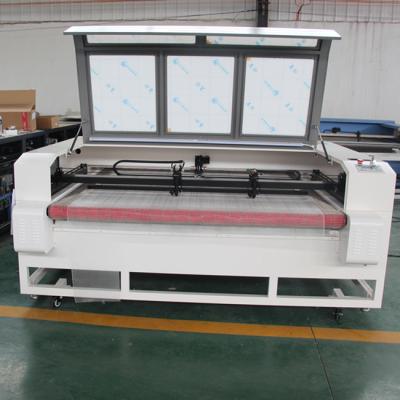 中国 CNC自動供給システムが付いている革レーザーの彫版の打抜き機の1610の生地の切口二重頭部 販売のため