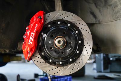 Chine BBK pour le calibre de piston d'Audi A4 B9 6 avec le rotor de 355*32mm kit frein de roue de 18 pouces à vendre