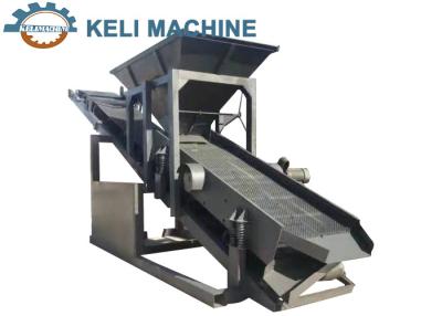 China Portable Mobile Vibrating Sand Screening Machine With Conveyor Belt for sale