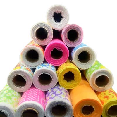 China Rolos de material descartável personalizado para fabricação de tecido não tecido, rolo de toalha de mesa, saco de reciclagem, matéria-prima não tecida à venda