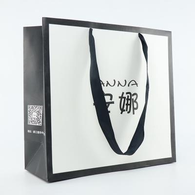 China Saco de papel colorido Tote Bag With Logo de compra de Kraft da cópia feita sob encomenda à venda