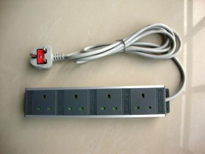China Cable de extensión eléctrico del zócalo negro de Reino Unido 4, unidad de distribución de poder del soporte de estante en venta