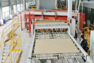 China Cadena de producción de madera inútil del MDF con la máquina laminada en venta