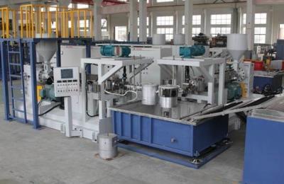 China Grama artificial plástica que faz a máquina alinhar/linha de produção plástica da grama à venda