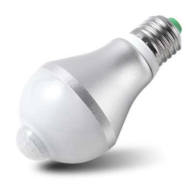 China Lâmpada de sensor PIR alimentada ligada automaticamente Lâmpada PIR E27 à venda