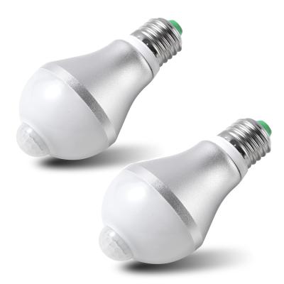 Cina 9W PIR lampadina a LED B22 E27 Sensore di movimento lampadina ad alta efficienza energetica in vendita