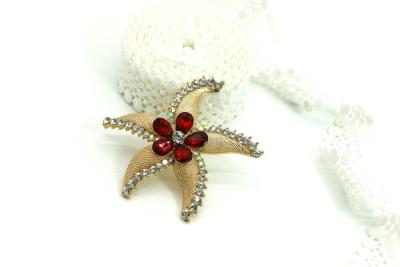 China Five Pointed Star Brooch Pins For Clothes Gold Inlaid Diamond OEM ODM for sale
