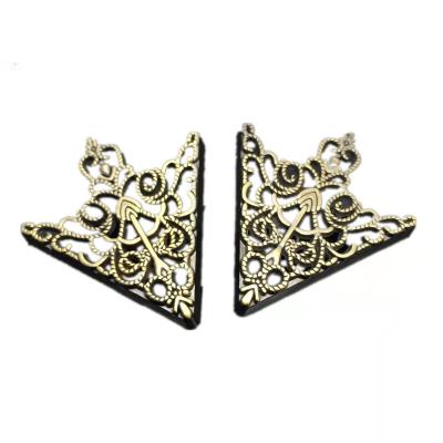 China Crown Suit Collar Pin , Collar Clips For Men'S Shirts Hollowed Out Pattern OEM ODM for sale