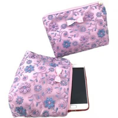 China Customized Purple Flower Pattern Large Zipper Makeup Bag Lace Cloth Embroidery à venda