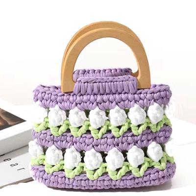 中国 木のハンドルのかぎ針編みのハンドバッグの手によって編まれるチューリップの花16cm×15cm×6cm 販売のため
