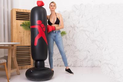 China Kundenspezifischer boxender Trainings-Sandsack trägt aufblasbaren Sandsack 160*65cm zur Schau zu verkaufen
