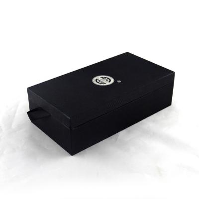 China Caja de papel reciclada negra lujosa del sellado de oro para la ropa y los cosméticos en venta