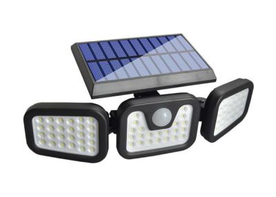 中国 LEDの太陽軽い屋外の3つのヘッド モーションセンサーの広角の照明の防水太陽壁ランプの庭のガレージ ライト 販売のため