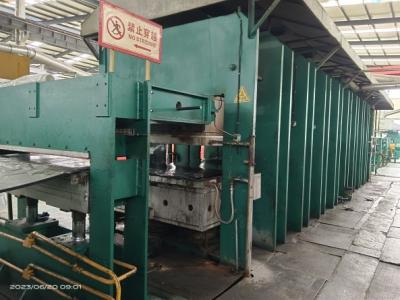China Gummi-converyer Gurtlinie Hitze-Presse-Maschinen-Gummifliesen-Vulkanisierungspresse zu verkaufen
