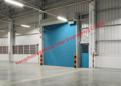 Китай Изолированные двери гаража ворот завальцовки фабрики промышленные поднимаясь для пользы склада внутренней и внешней продается