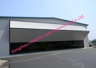 China Parte superior hidráulica de la puerta del hangar del panel dual que dobla puertas industriales del garaje con el panel de bocadillo duro del metal en venta