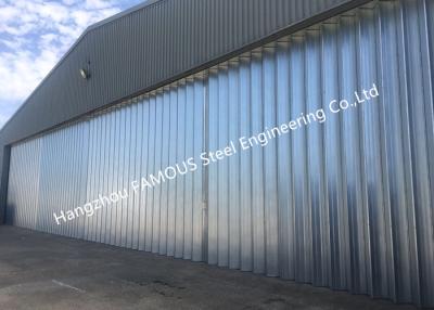 Chine Feuilles sectionnelles de porte articulées par verticale triangulaire stable de joint se pliant glissant des portes de hangar à vendre